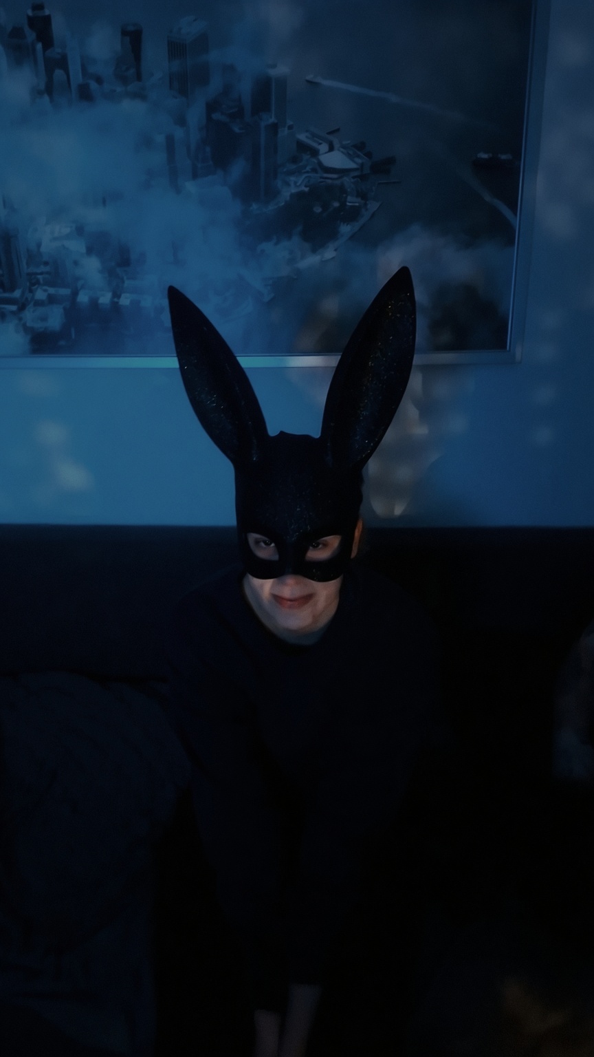 kleide-sie-in-einem-rock-mit-bluse-krawatte-und-9lhddz8drv