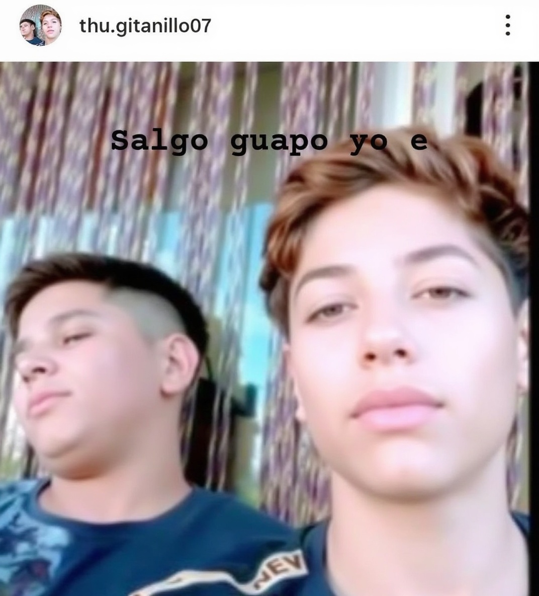 una-foto-de-cara-juntos-sentado-en-un-banco-e2czcoop5u-2