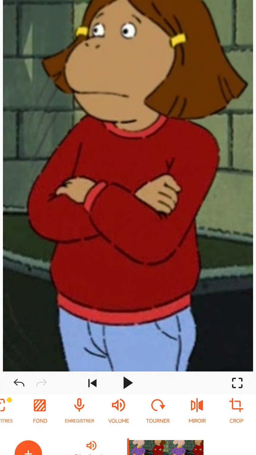 elle-gratte-le-dos-creux-en-soulevant-son-t-shirt-htby7s9bvs