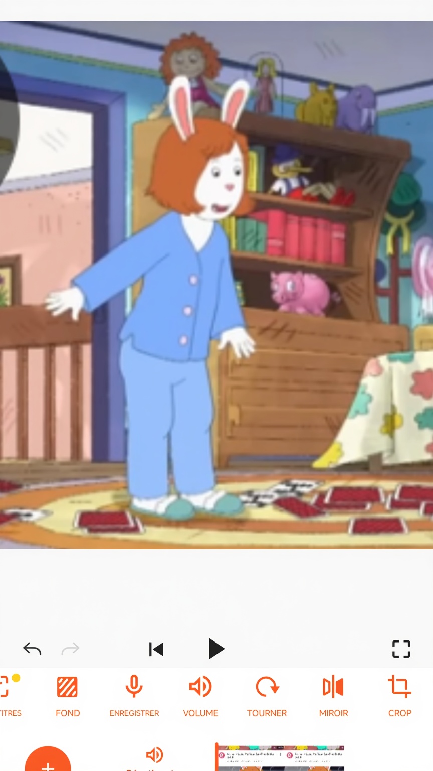 elle-gratte-le-dos-creux-en-soulevant-son-t-shirt-xh0yuh8dnx