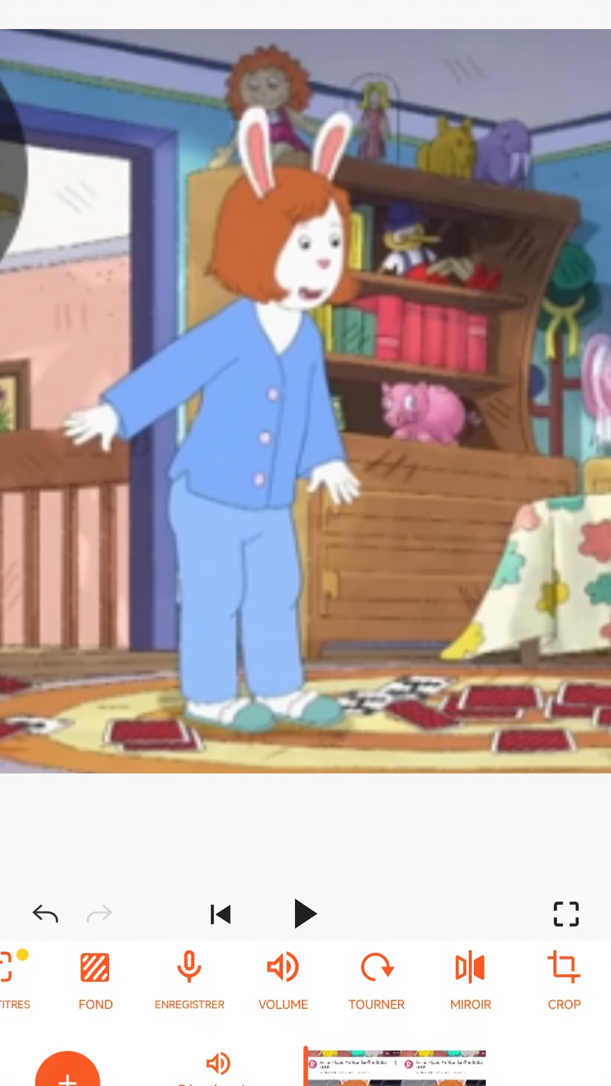 elle-gratte-le-dos-creux-en-soulevant-son-t-shirt-35i9hk6f5q