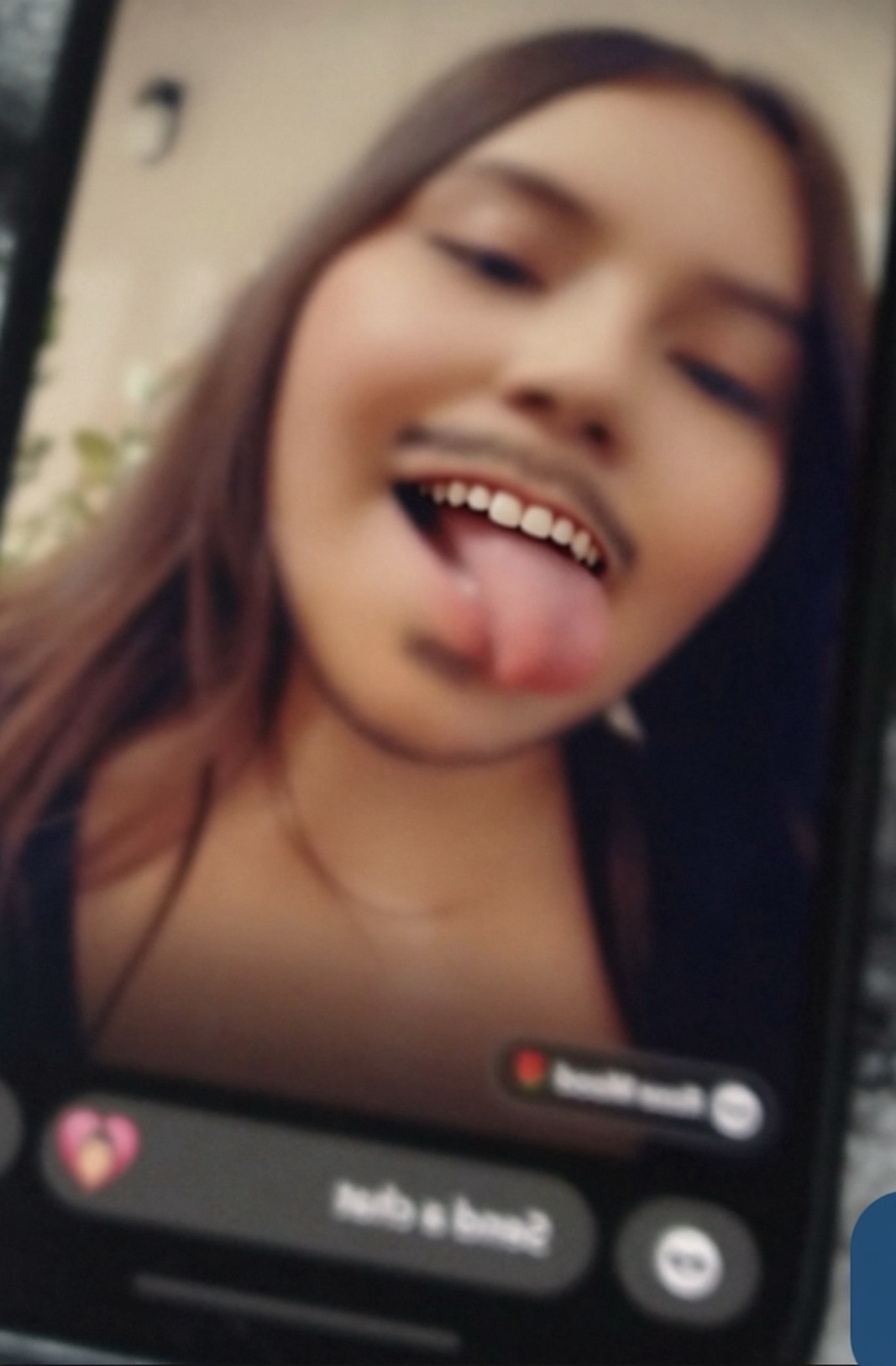 same-picture-but-make-her-laugh-yg4vp139zb