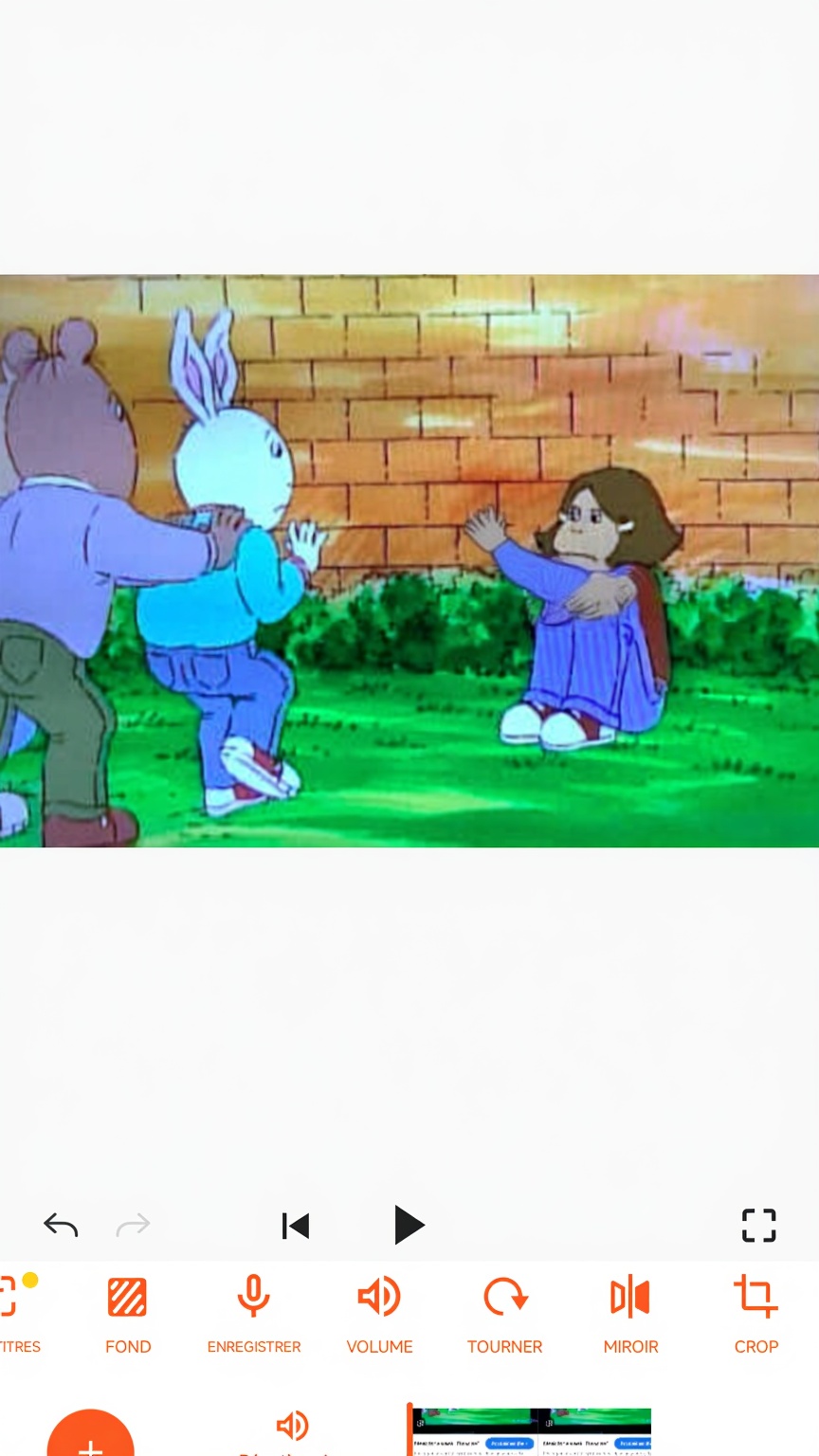 francine-se-met-debout-puis-elle-se-gratte-son-dos-r0ac32v8n