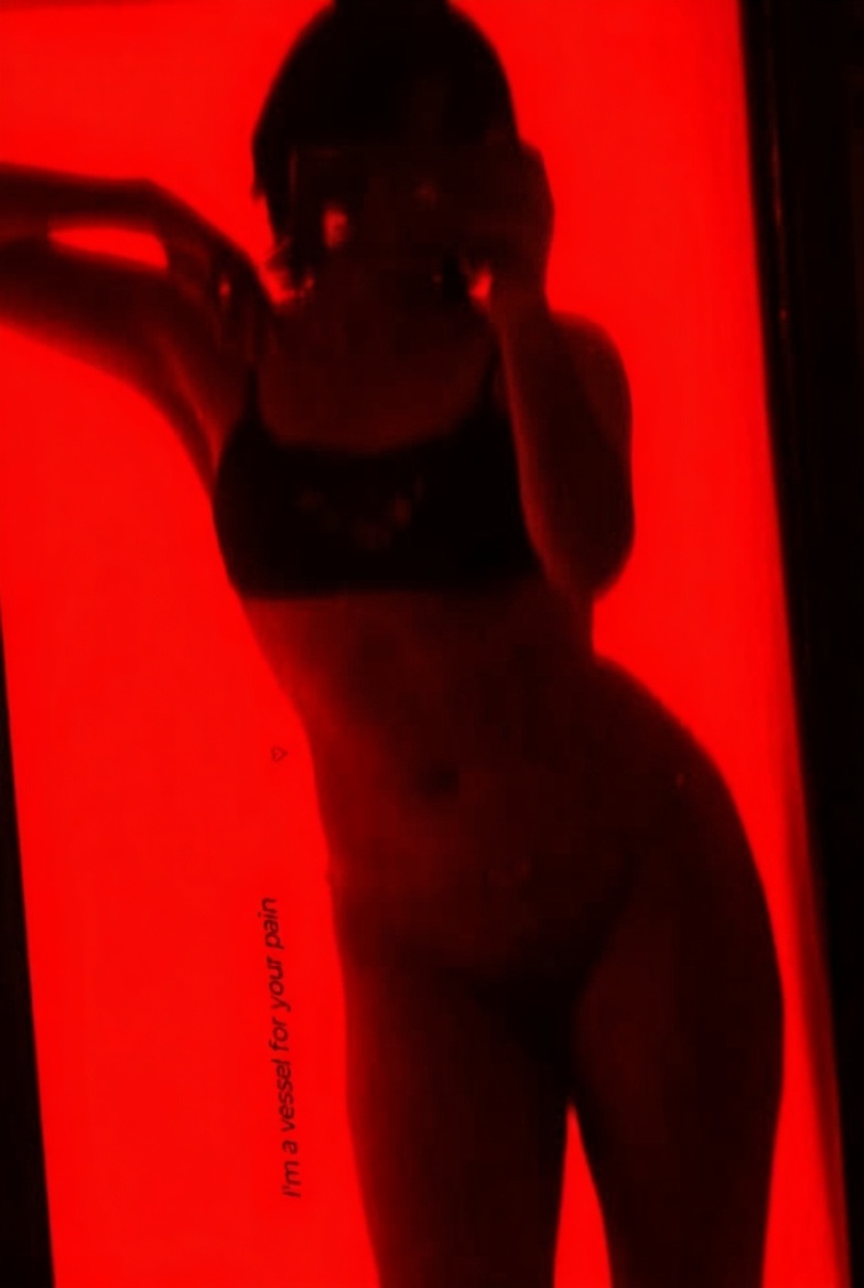 pon-a-la-modelo-de-espaldas-sentada-en-el-piso-con-cjtbfnk6g