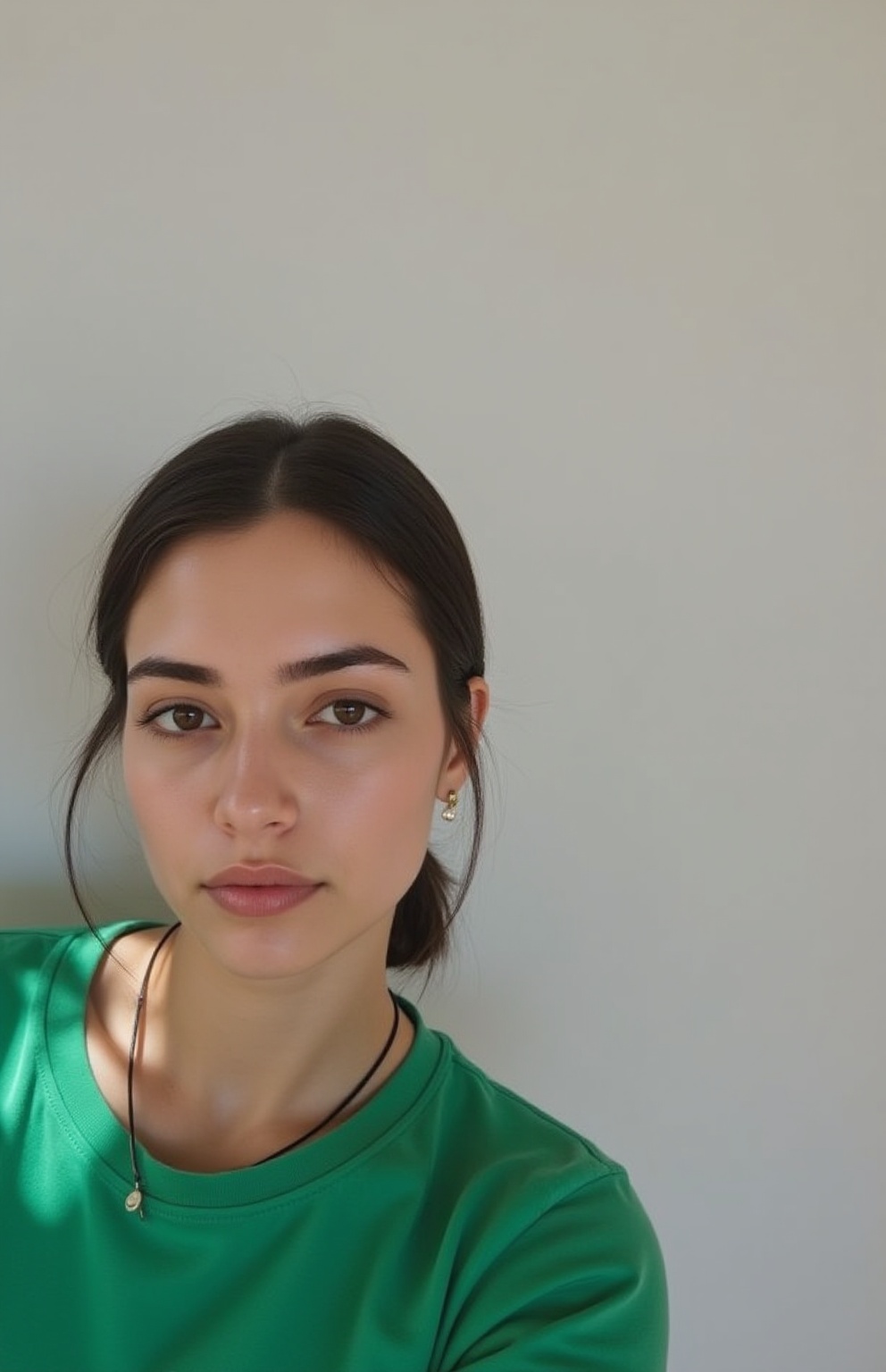 a-portrait-of-a-young-woman-with-natural-lighting-3tmj72xsyn