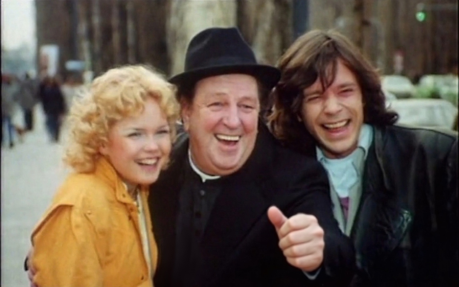 babsi-may-in-der-gelben-jacke-und-heinz-eckner-in-fmqk3nbc4y