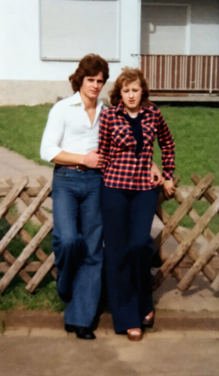 die-beiden-personen-umarmen-sich-66bqb05ef8