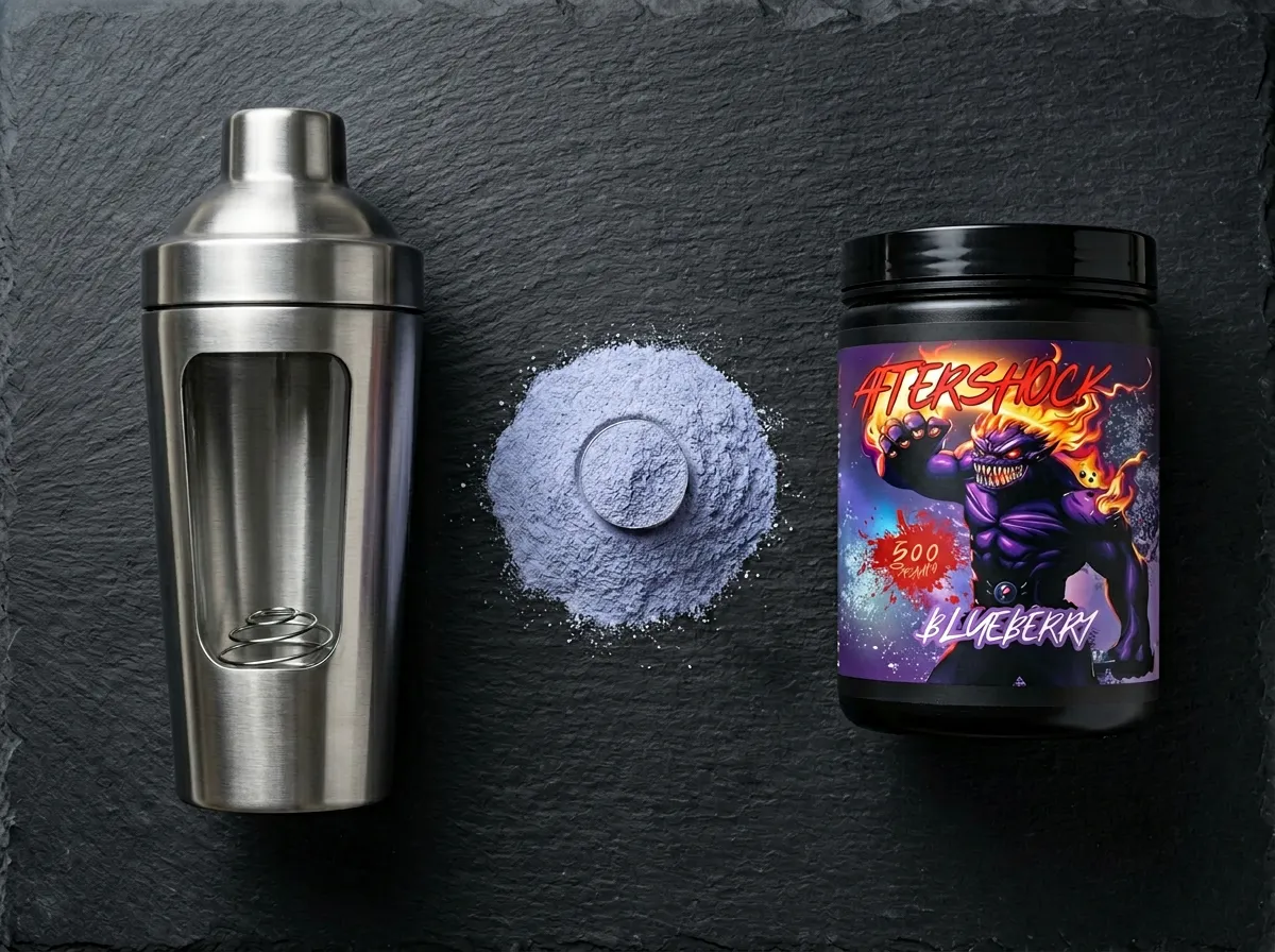 Podporný editorial záber na Evolved Aftershock so shakerom a práškom pre článok Najlepšia predtréningovka 2026: Veľký test a porovnanie