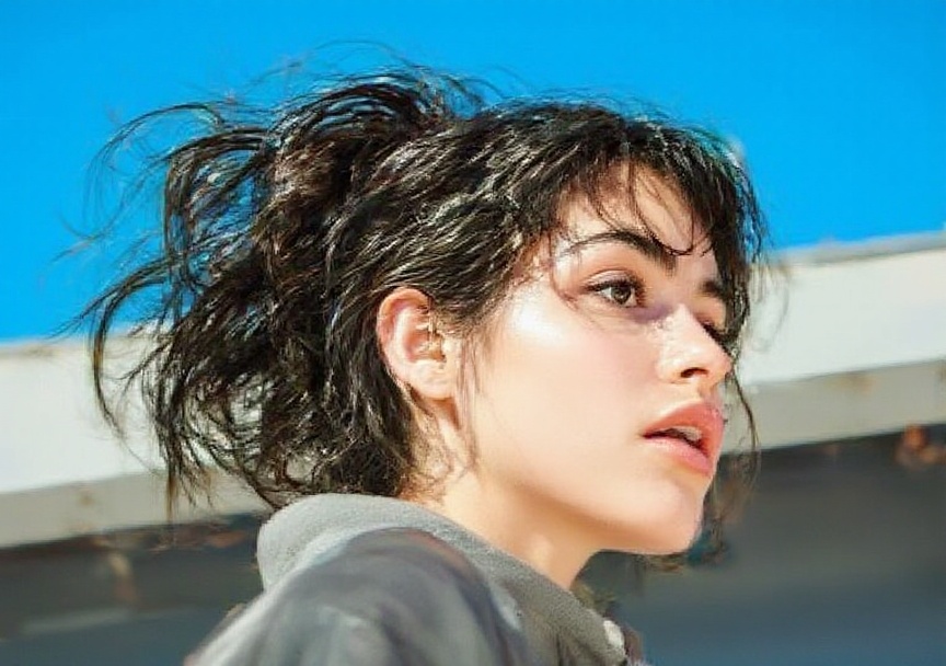 a-portrait-of-a-young-woman-with-natural-lighting-p3z9dhu04q