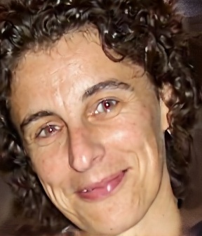 person-auf-bild-stark-schwitzend-kein-top-kopf-n0363c1hqj