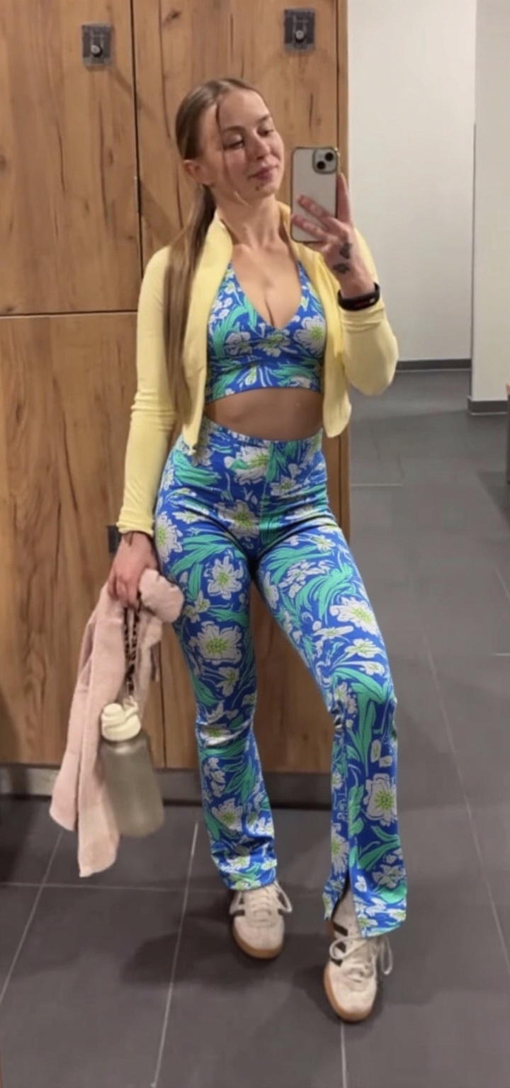 in-swimsuit-dnv50s387y