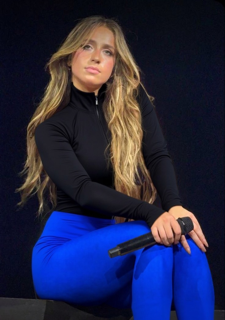 change-tate-mcraes-outfit-to-blue-colored-leggings-rfztboz1r