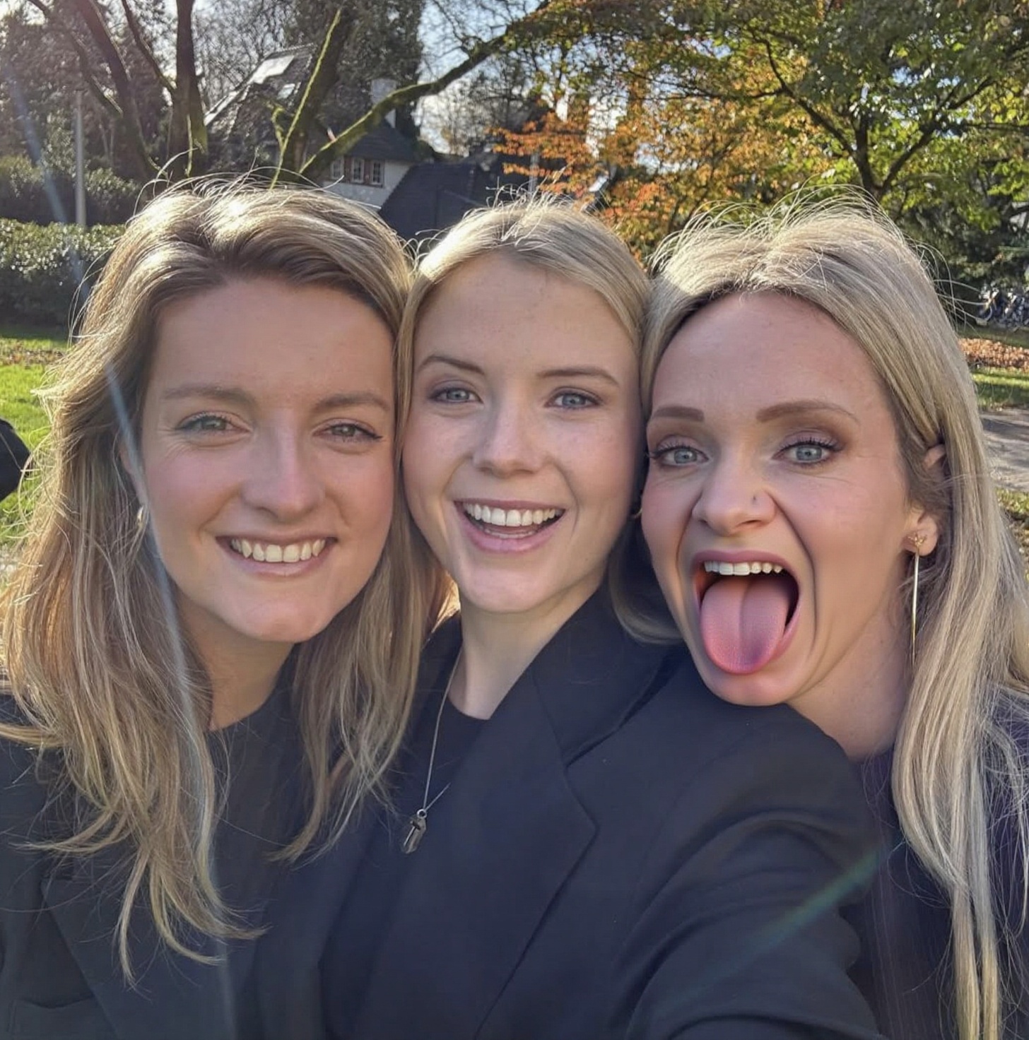 open-their-mouths-and-put-tongues-out-va30kkxs26