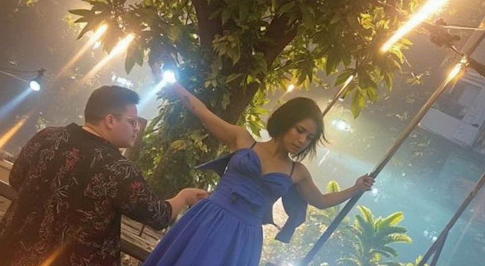 que-se-esten-dando-un-abrazo-pkzsuzypx5