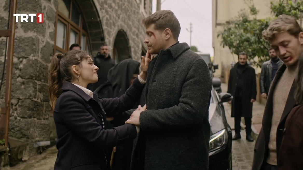 enhance-the-portrait-while-strictly-preserving-the-dhmndzm44