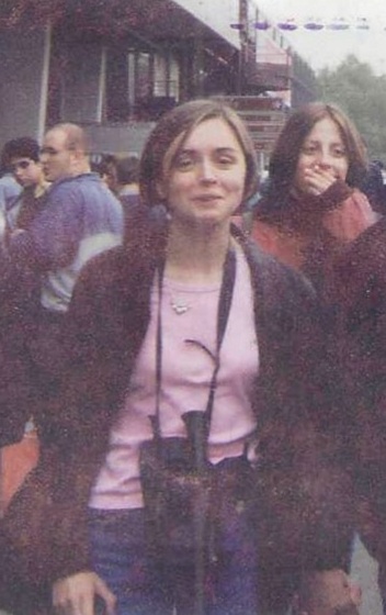 fille-en-premier-plan-sans-appareil-photo-en-mini-ppr89pvn5v