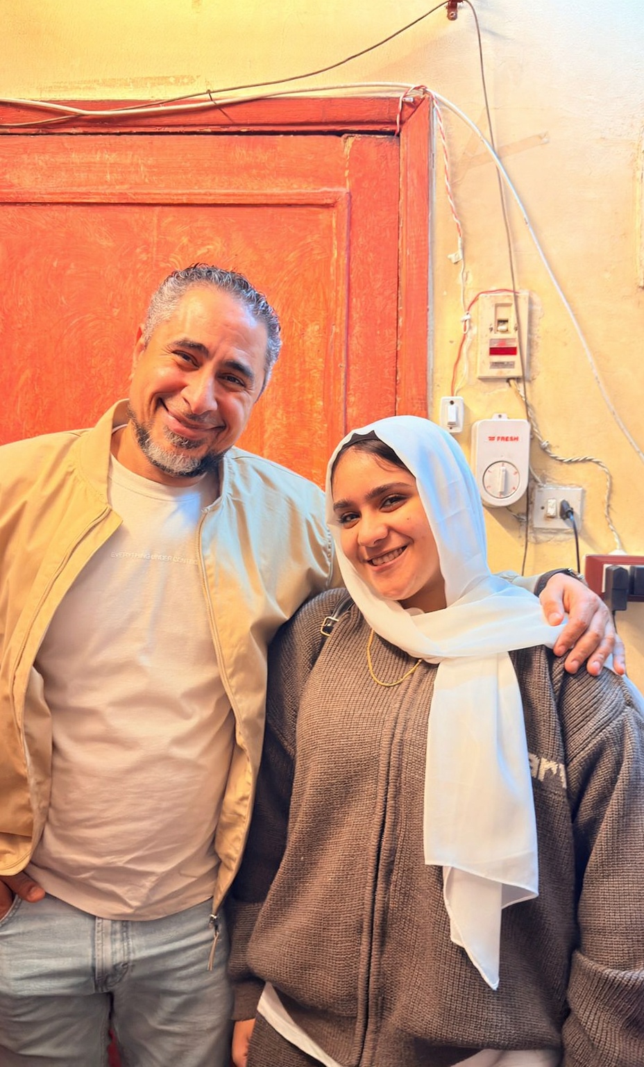 alshkhsan-balswrh-yqblwn-badhhm-bshghf-dcc7jbgfft