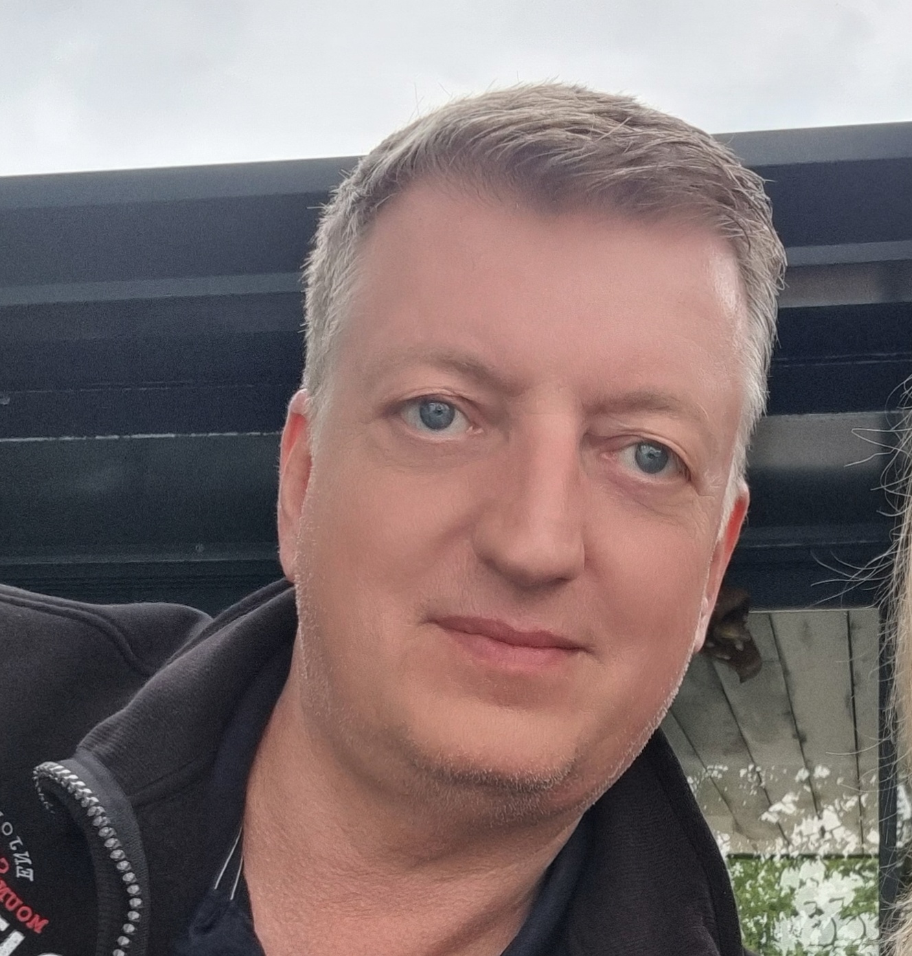 ne-menyaya-lica-etogo-muzhchiny-izmenit-emu-j6o2zgkf8r