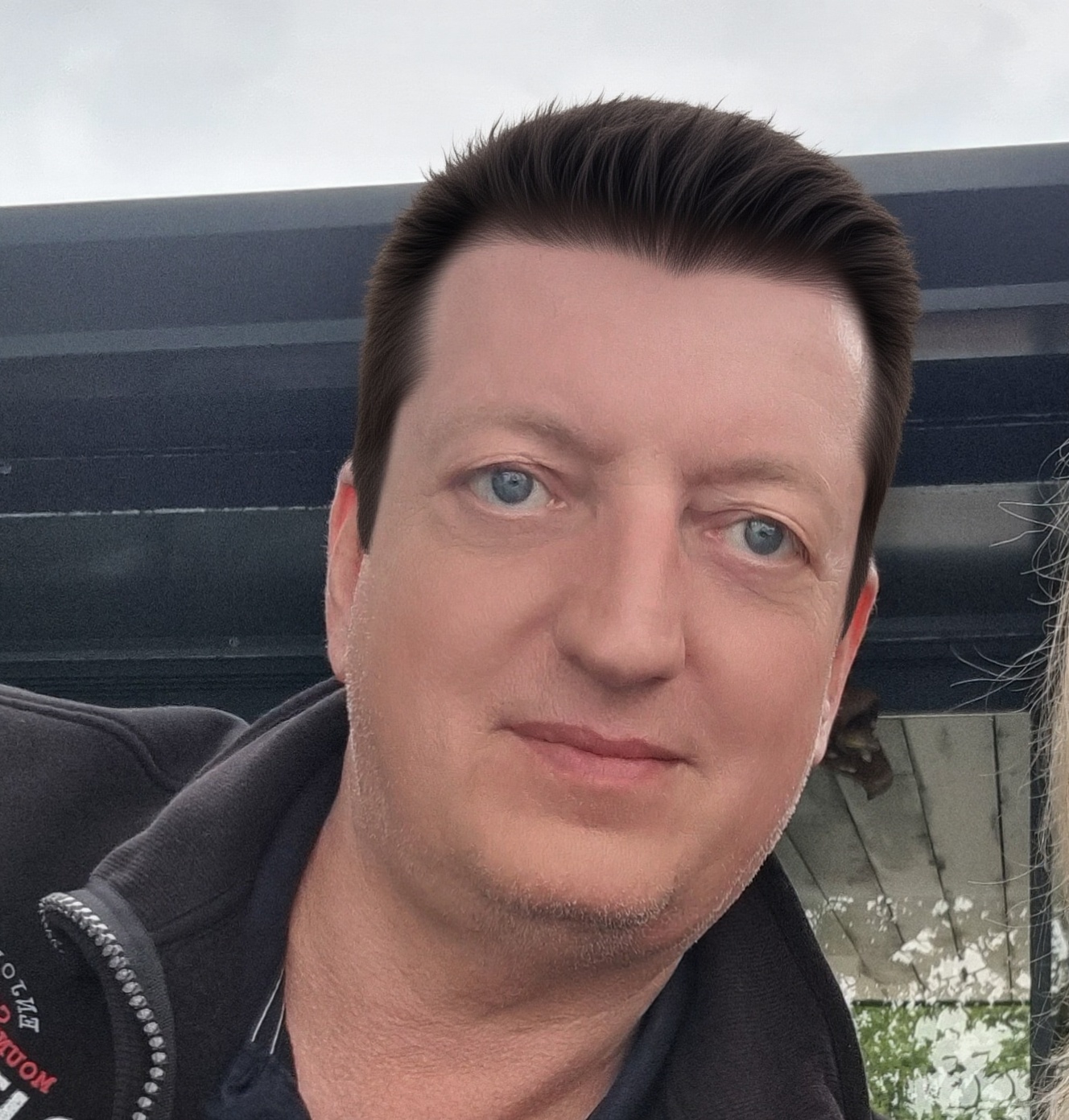 izmenit-muzhchine-prichyosku-na-stilnuyu-o2u3zk5jhv