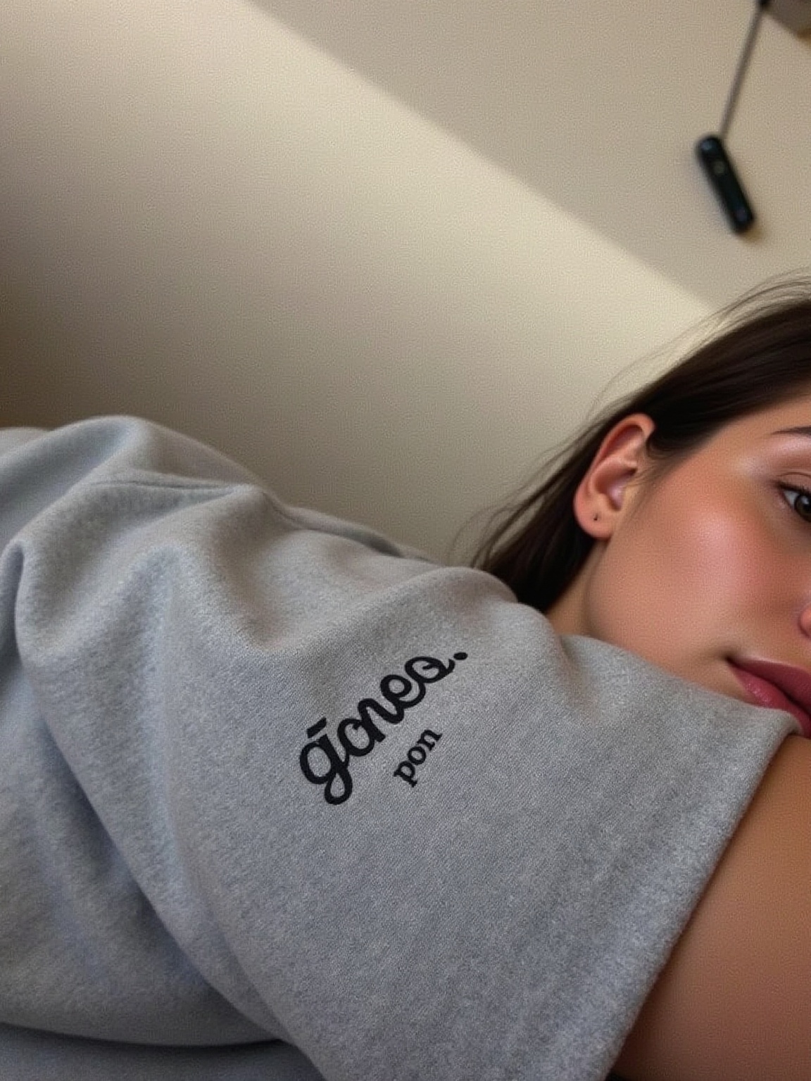 pon-un-chico-moreno-de-pelo-que-este-con-una-7m8rcxzp34