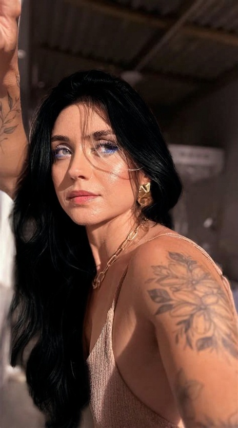 dancando-e-beijando-a-garota-doe-biquinicom-um-fkm35daufc