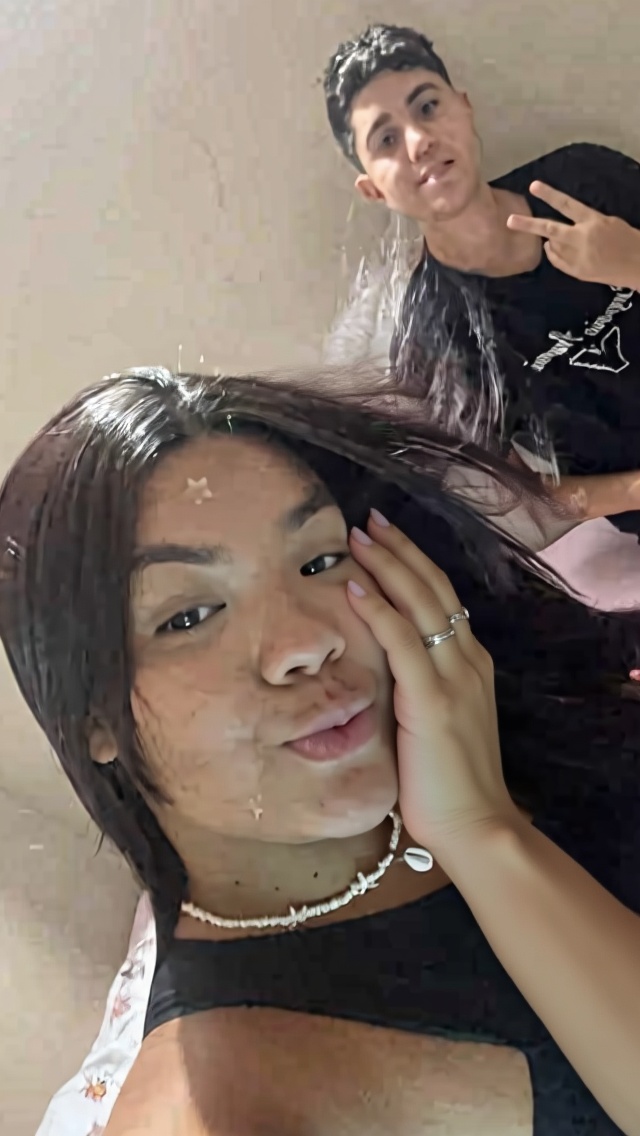 ela-dando-meu-beijo-e-me-abracando-boca-sentada-g3963xobyy