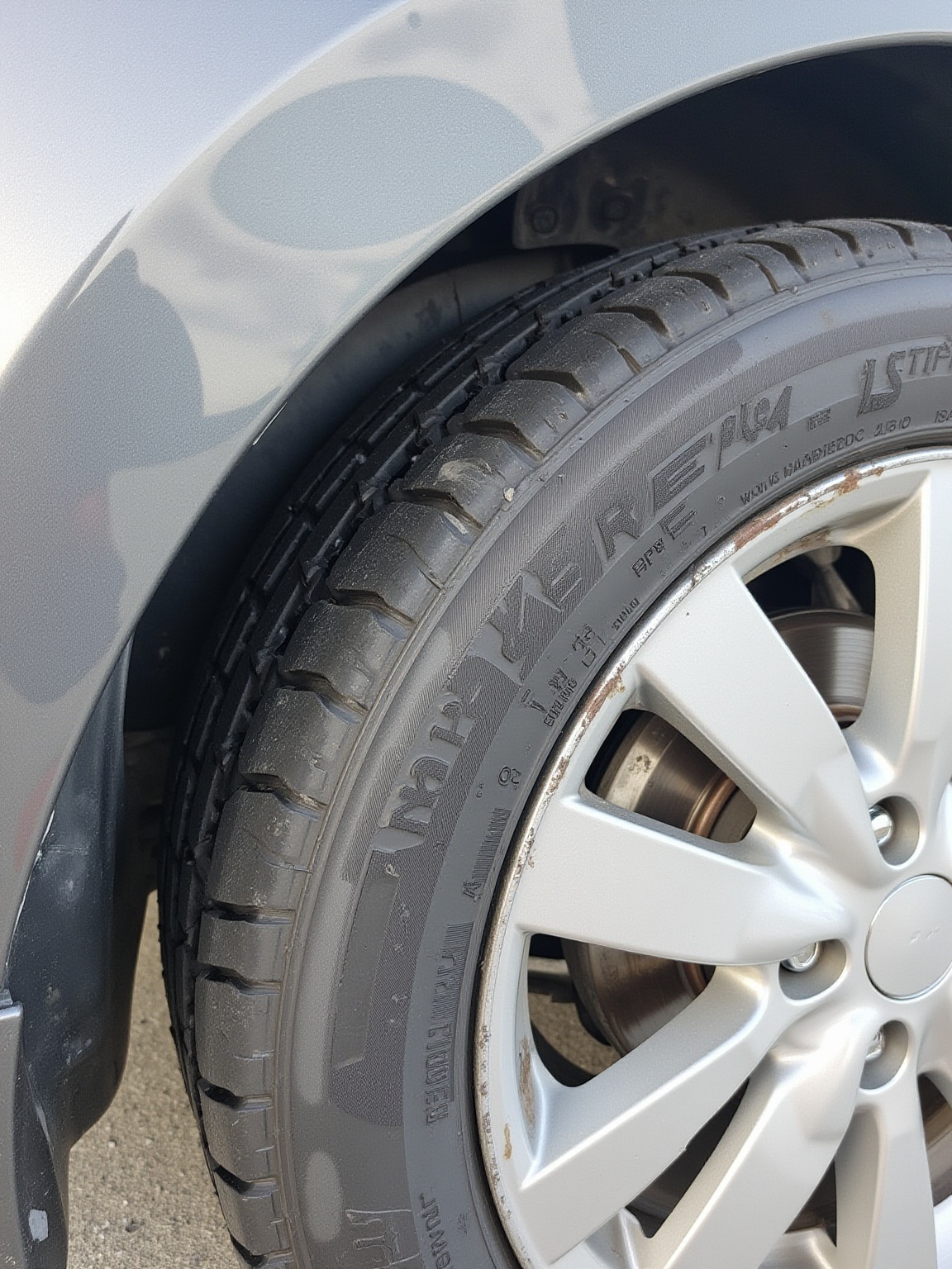 flat-tire-with-a-screw-in-the-tire-pumdic9eog-2