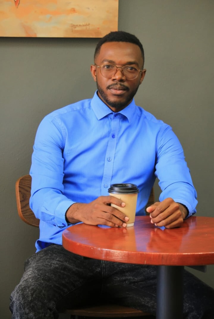 homem-jovem-trabalhando-como-trader-a-noite-luz-xmbbzqcpiw