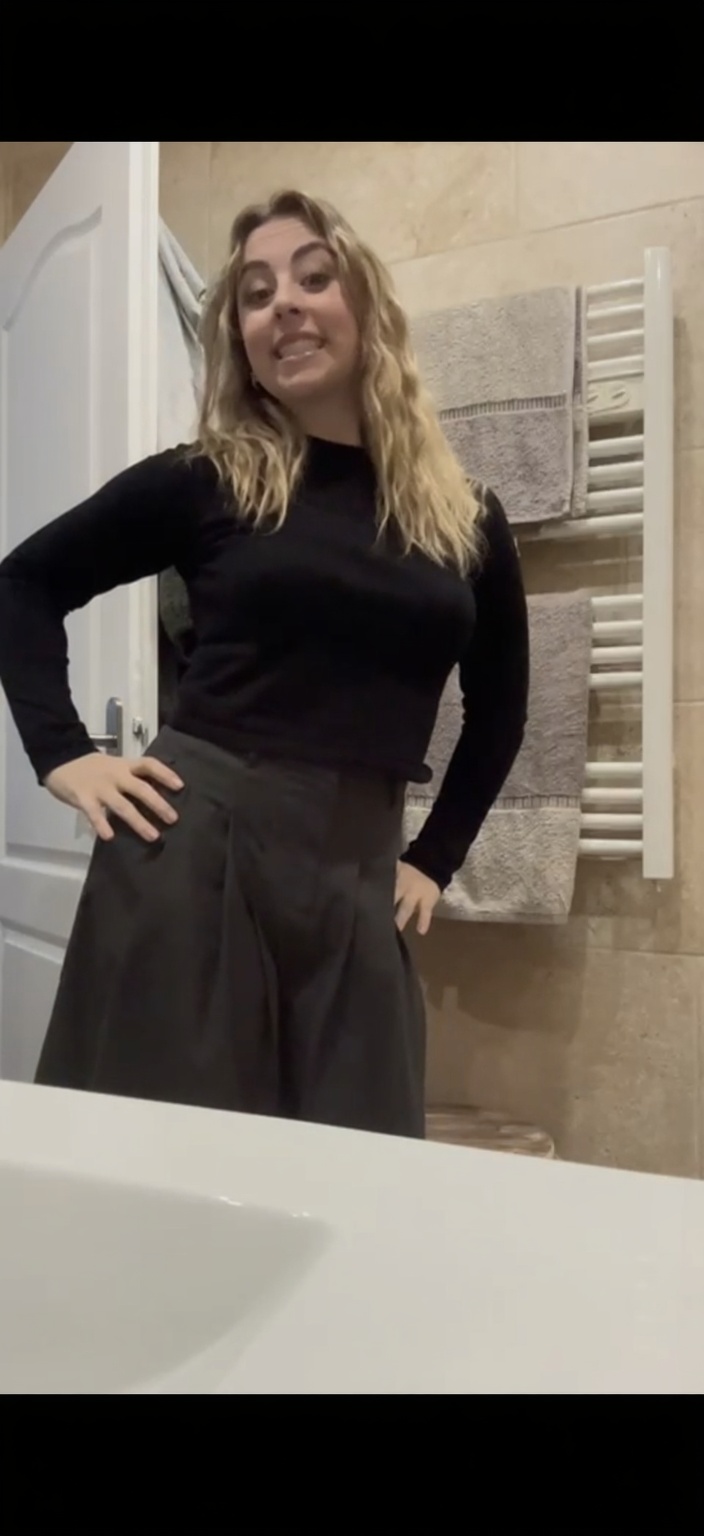 cree-moi-la-meme-image-mais-la-fille-est-9tn76qjedo