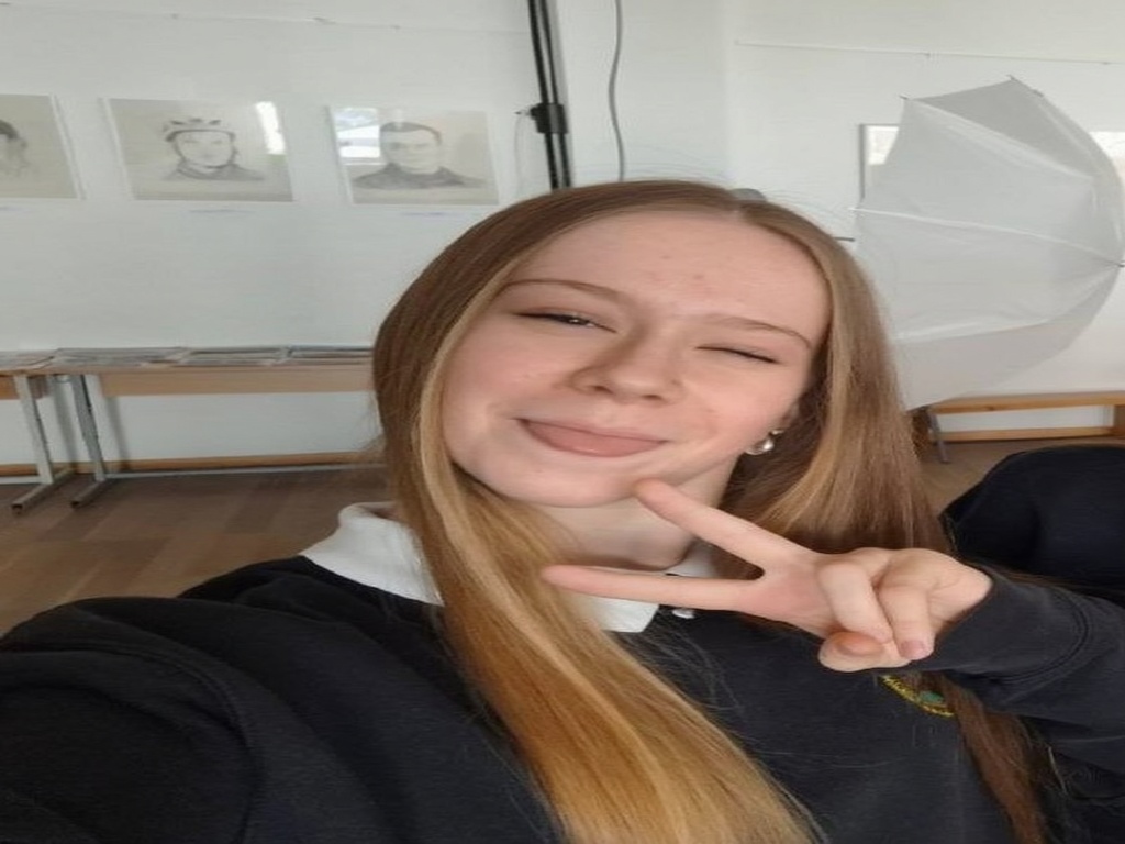 add-a-good-looking-brunette-guy-next-to-this-girl-7gw089h3mj