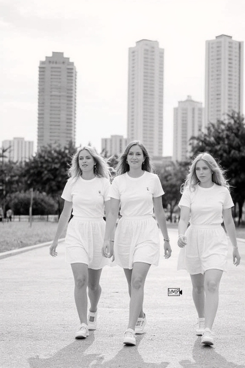 show-white-girls-and-passing-wearing-short-behind-3832r0hzqf