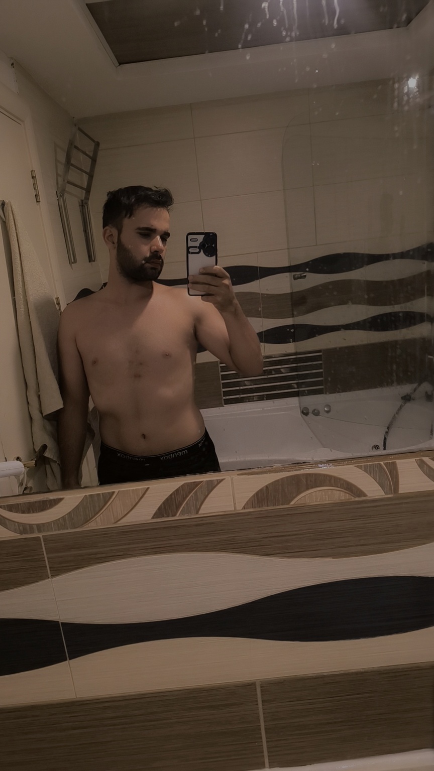 belirgin-kol-omuz-ve-gogus-kaslari-gobegin-alt-gg0iewcj6c