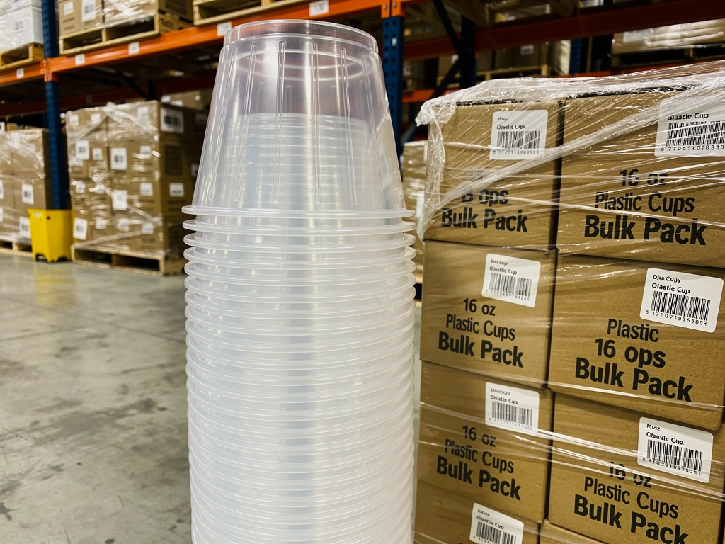 Dayanıklı ve ekonomik plastik bardaklar deposunda yığın halde