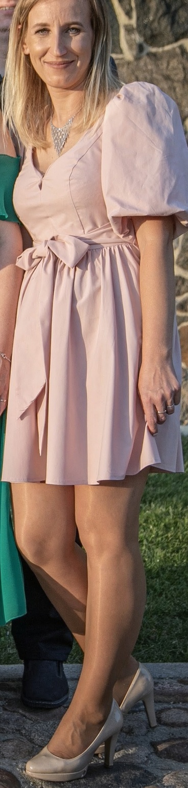 lezy-odwrocona-plecami-i-pochylona-w-seksownej-3g53lvv5o2