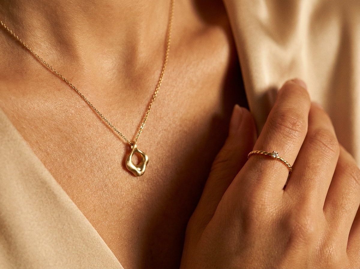 Gros plan sur un collier en or fin porté