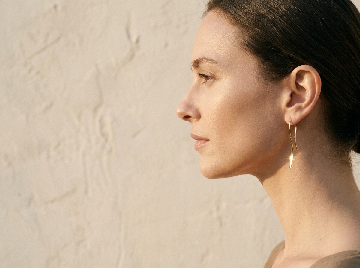Une femme élégante incarnant la beauté naturelle et lumineuse de Beauté Lumière