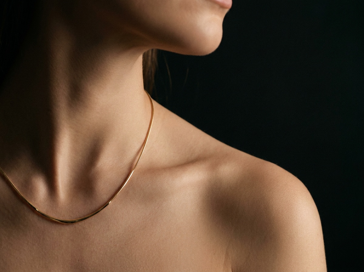 Elegante Frau, die ein feines Schmuckstück trägt, Symbol des BeautéSublime-Erlebnisses