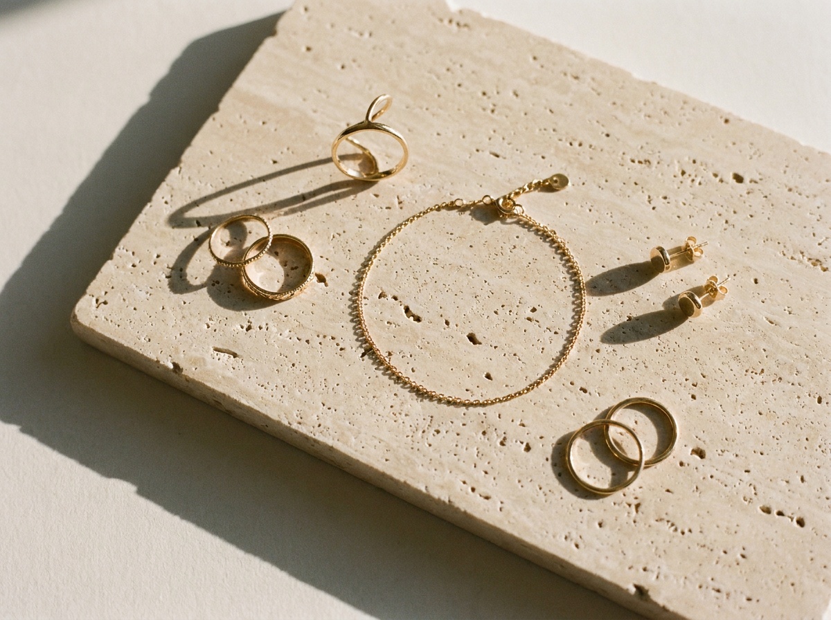 Sammlung von feinem und zartem Schmuck auf einer strukturierten Oberfläche