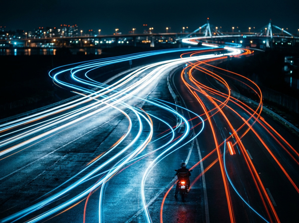 Traînées lumineuses de véhicules sur une autoroute la nuit, symbolisant la vitesse et l