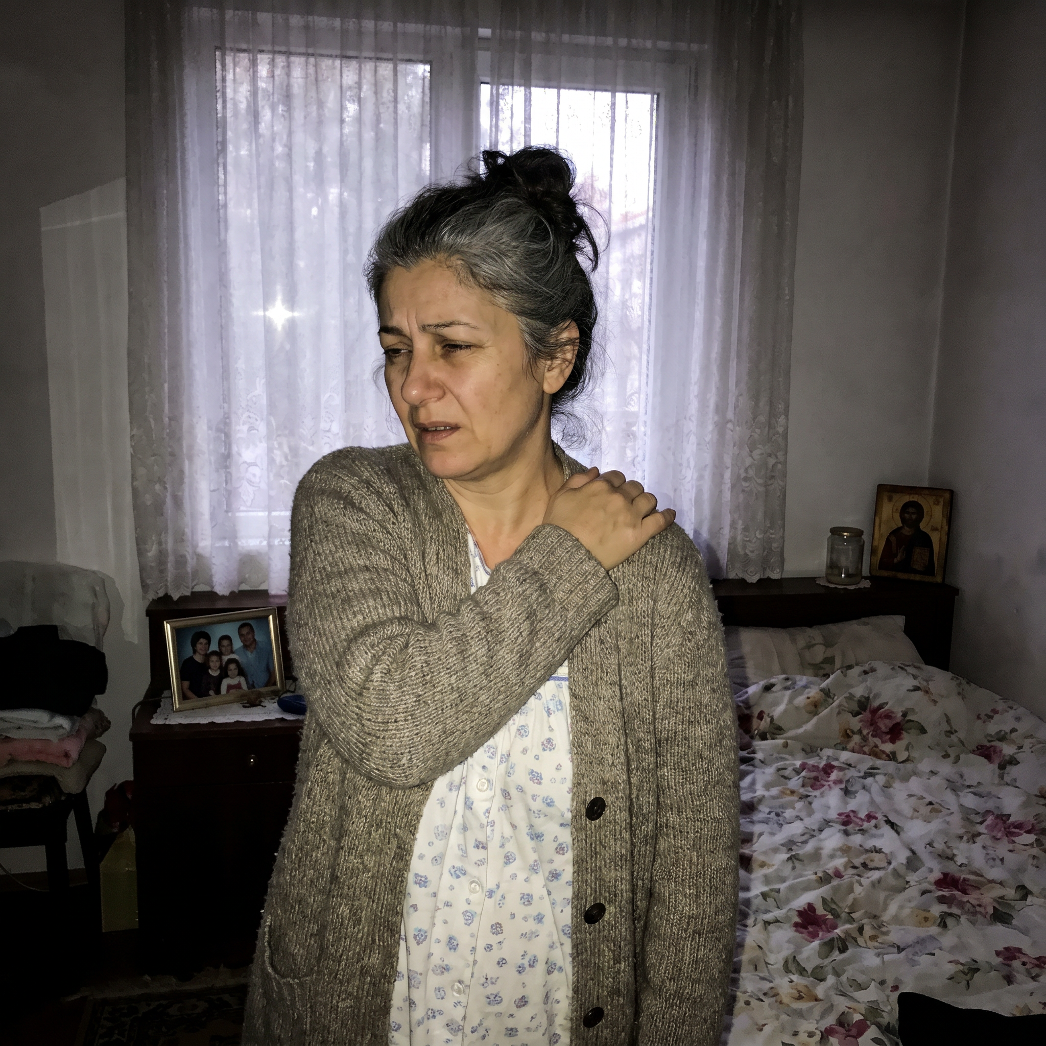 Жена на 55 държи болезненото си рамо в спалня на разсъмване