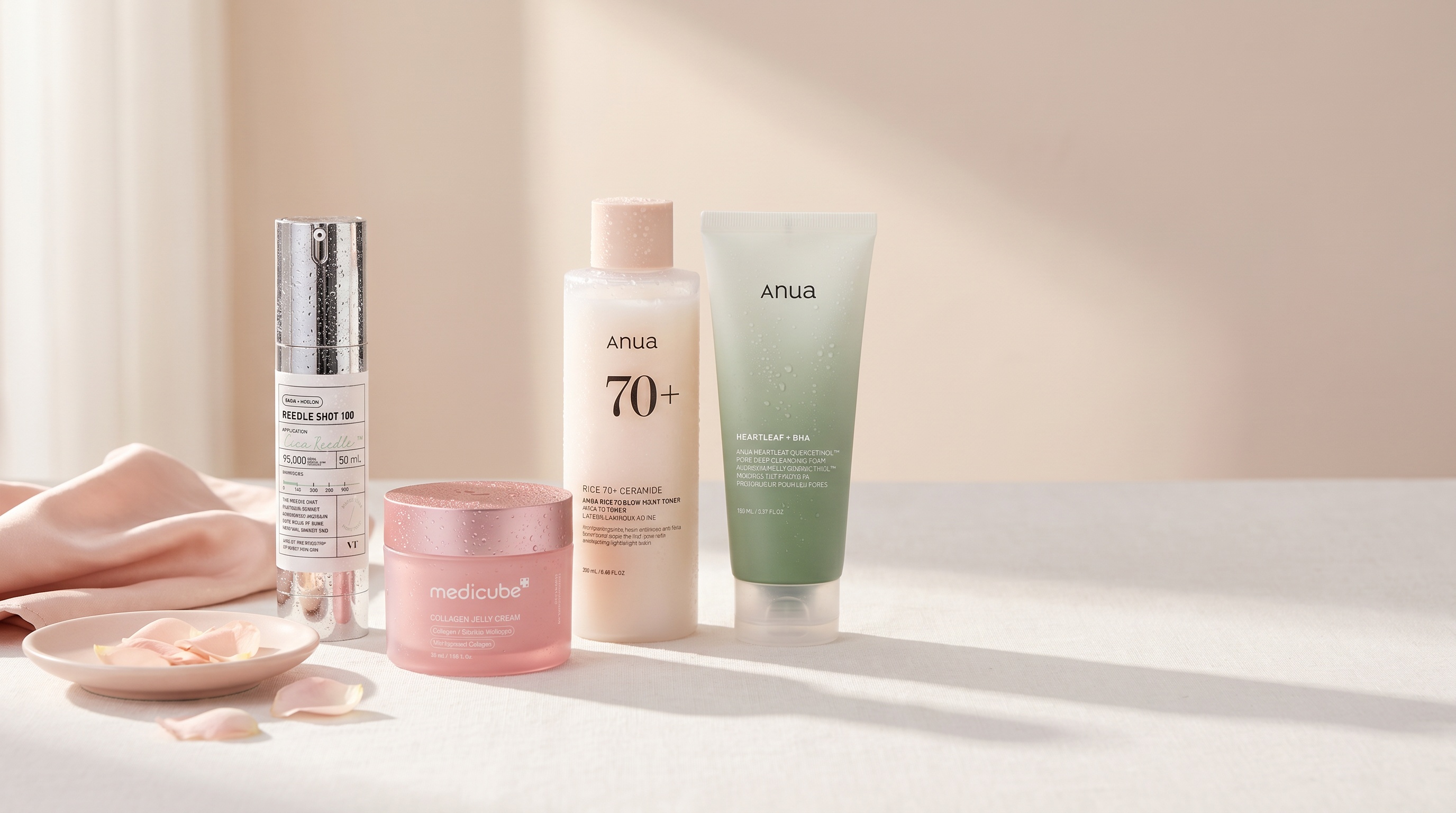 Editorial-Foto eines kompletten K-Beauty TikTok-Trend-Bundles auf hellem Leinen mit Rosenblättern und weichem Tageslicht