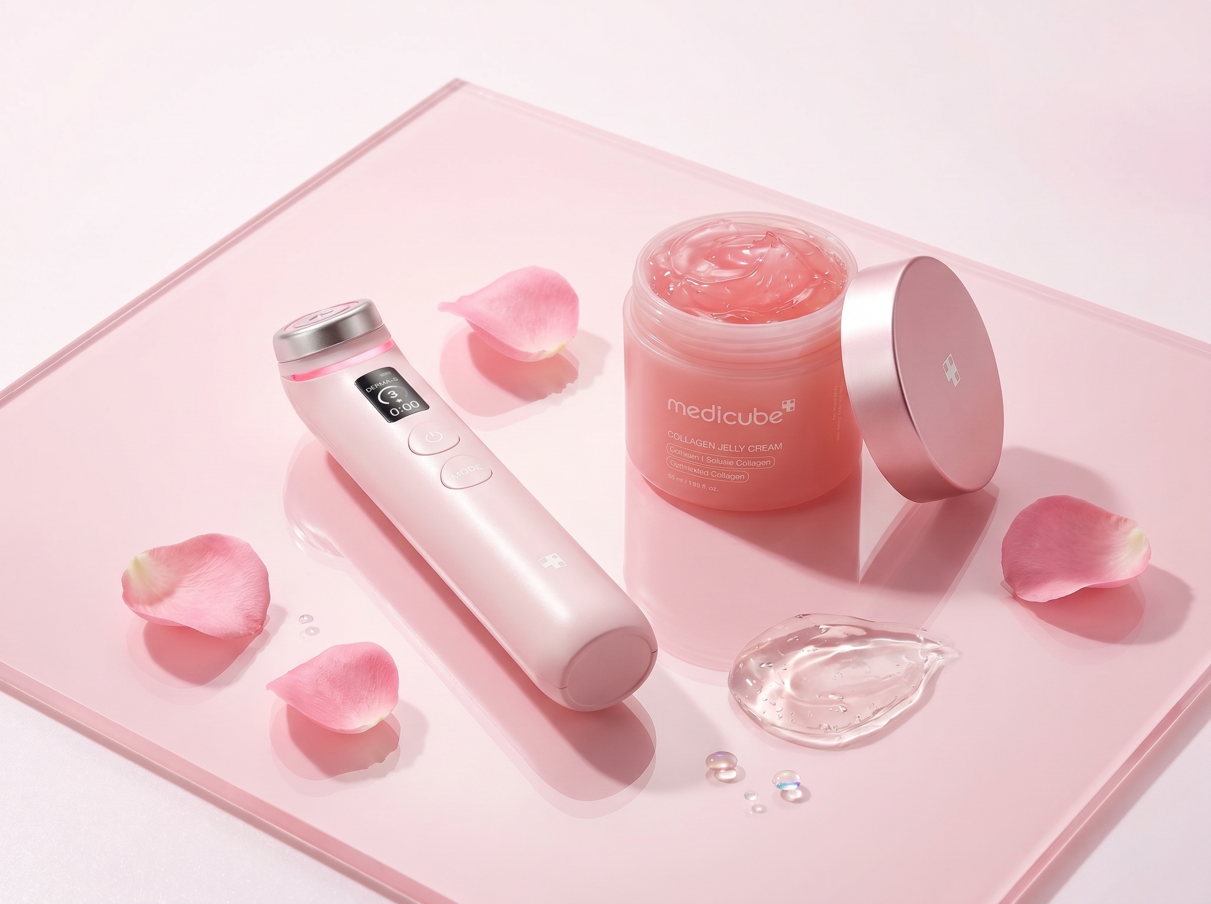 Top-Down-Aufnahme eines Medicube Pink Glass Skin Duos auf glänzend-rosa Oberfläche mit Wassertropfen und Rosenblättern