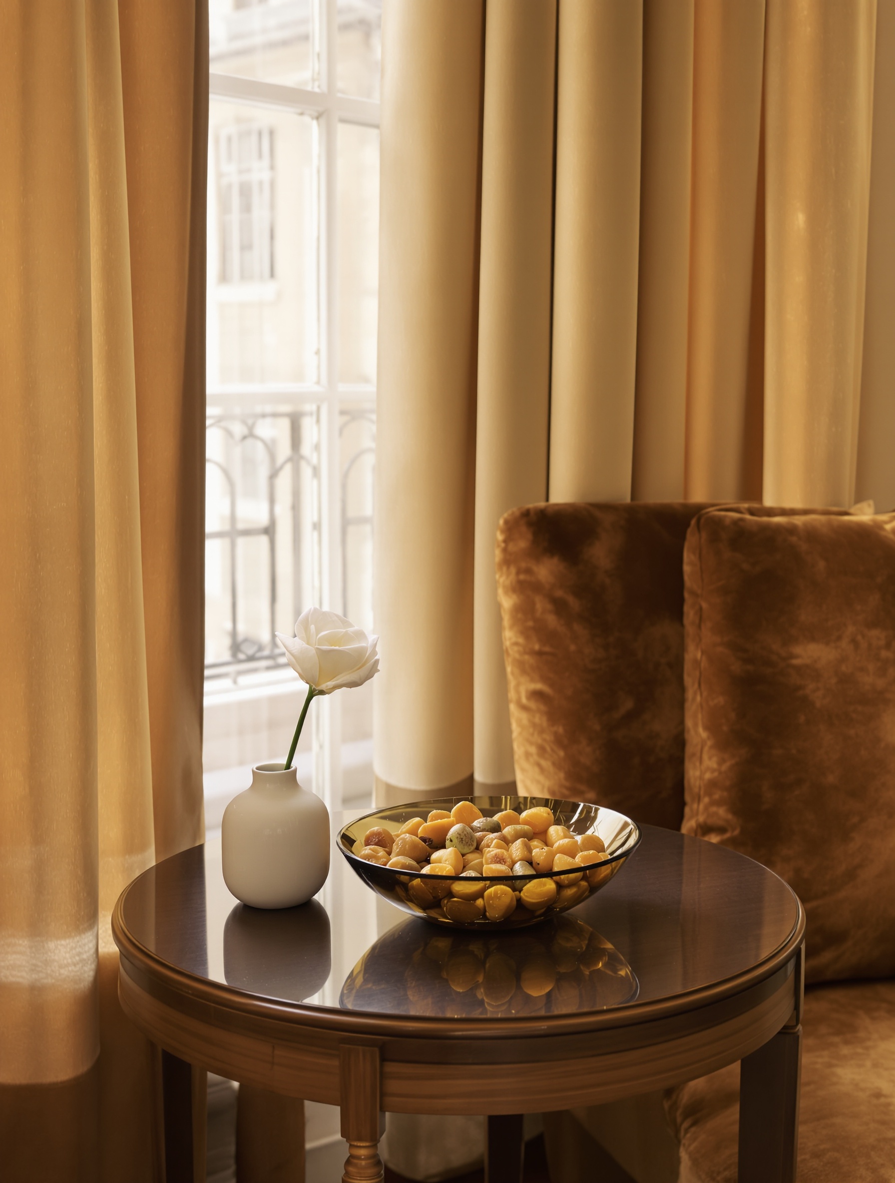 Dried figs and tuberose in a warm Art Deco interior corner, evoking the gourmand richness of Blond Amber.
