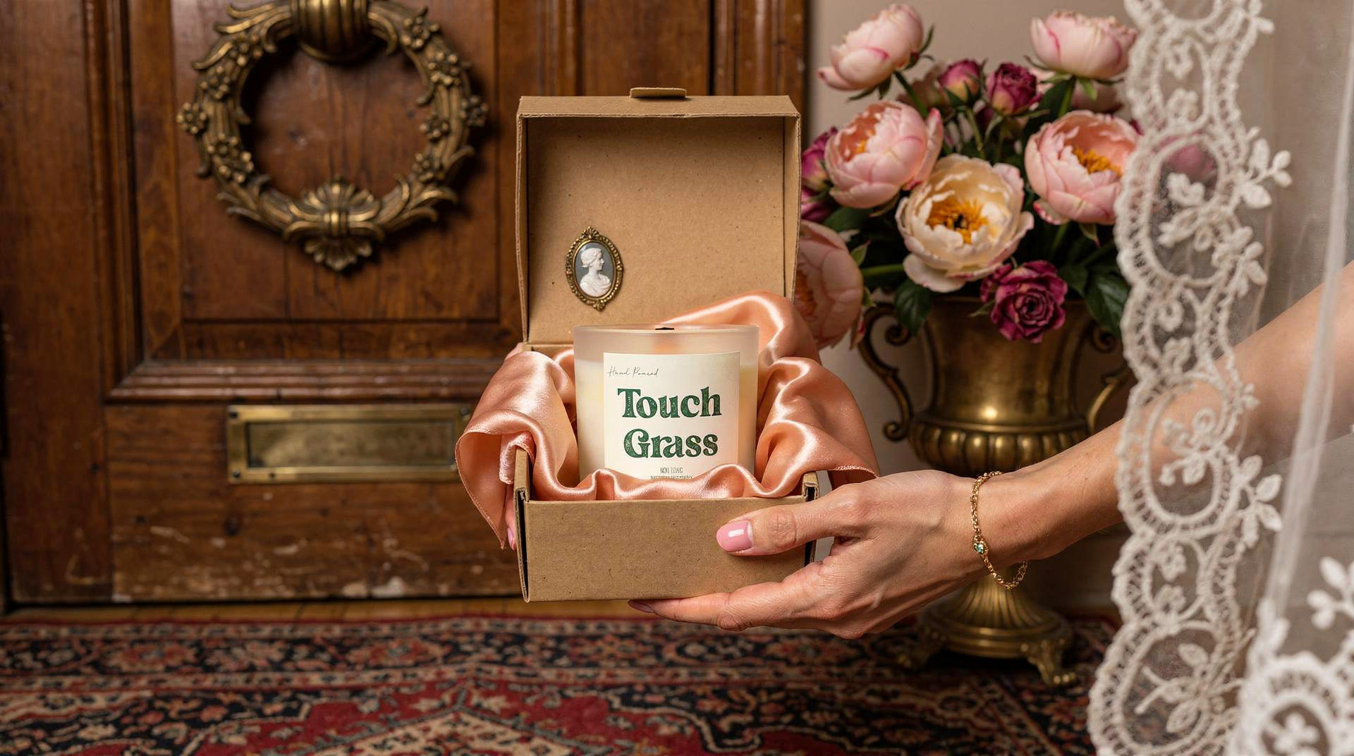 Best Candles to Welcome a New Neighbor (a Warm First Impression)