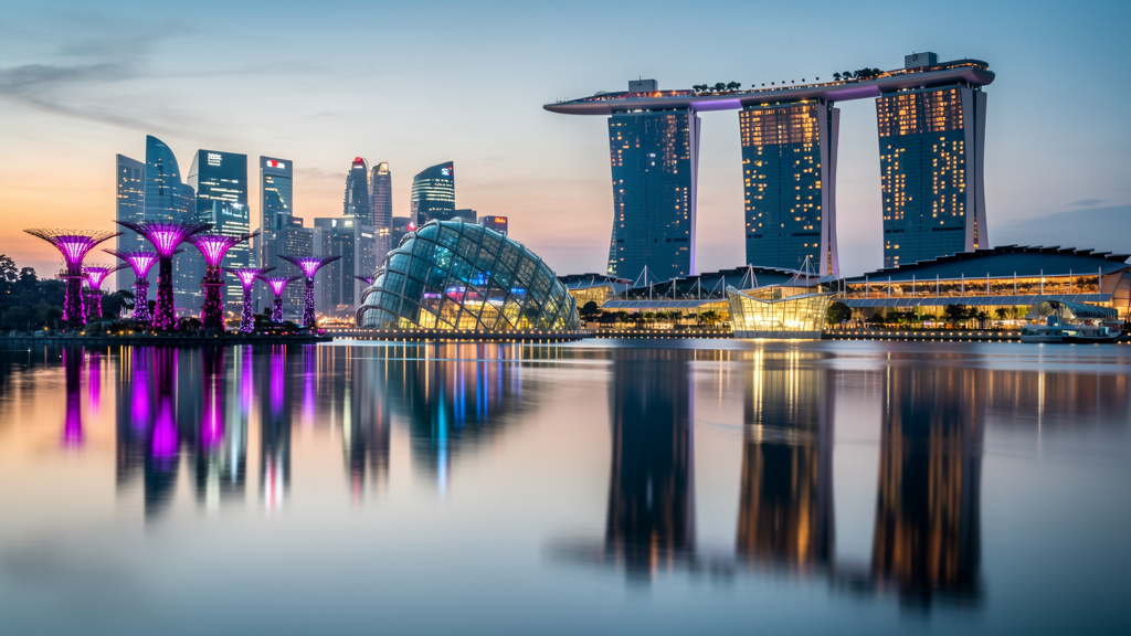 Marina Bay Sands and Gardens by the Bay Supertree Grove lit up at dusk in Singapore | Mubboo