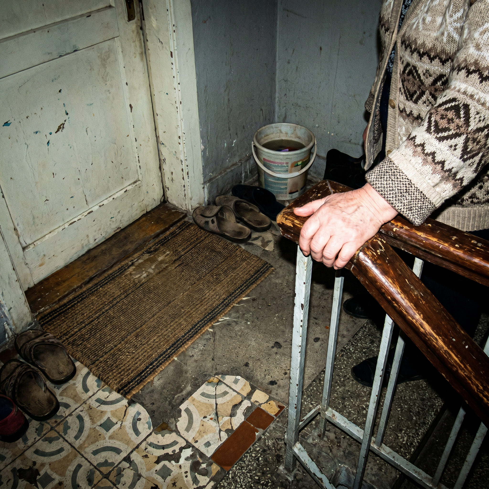 Ръка на парапет - слизане по стълби без да се държиш