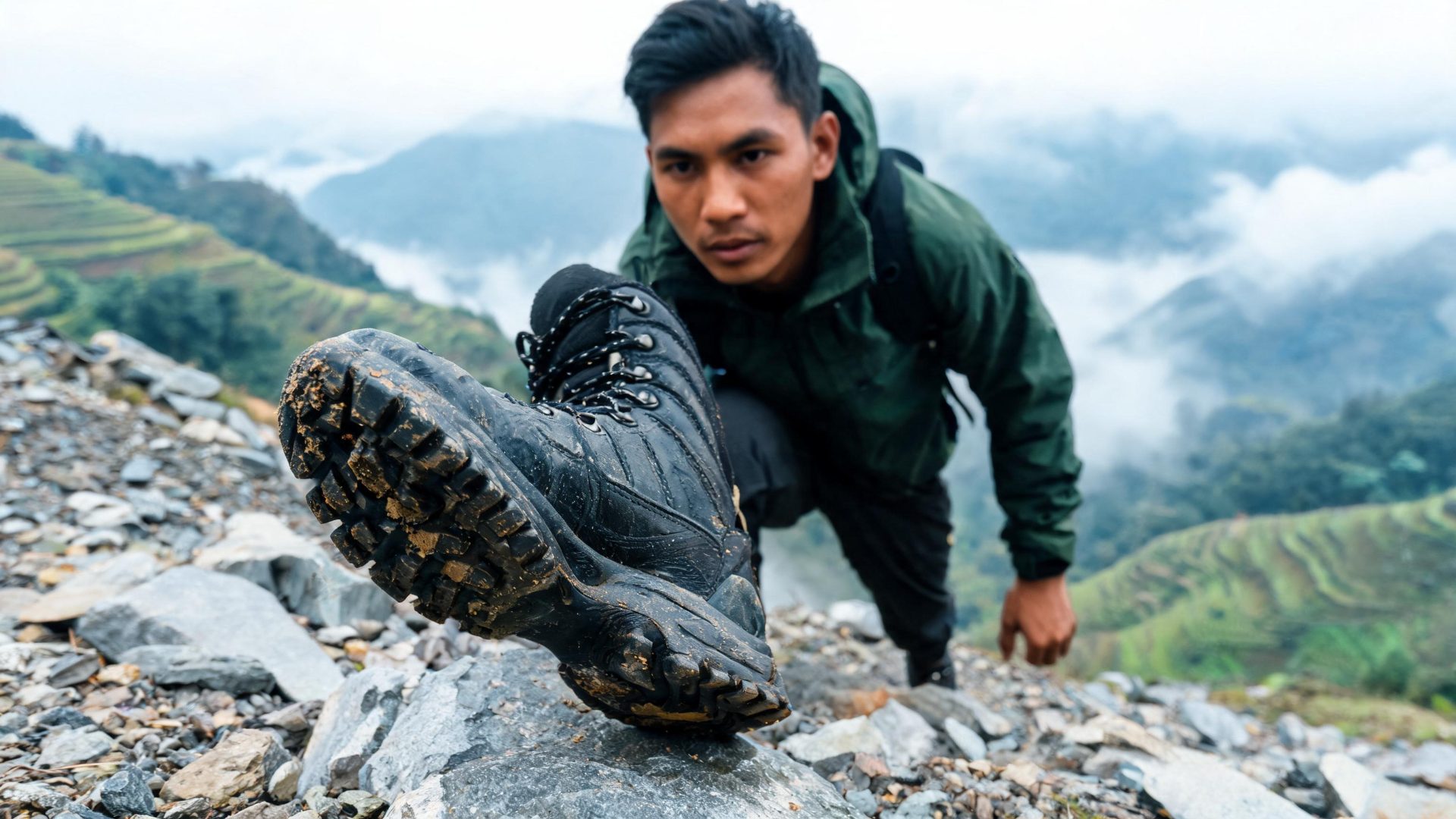Giày trekking leo núi Sapa - bước đi trên đường mòn đá - ProCamping.vn