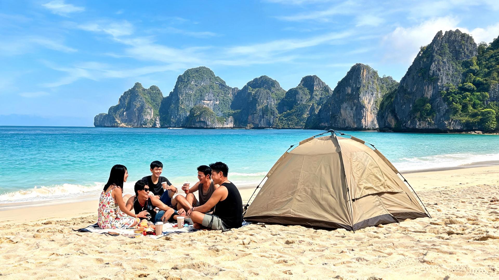 Camping bãi biển miền Trung với vách đá vôi và nước biển xanh
