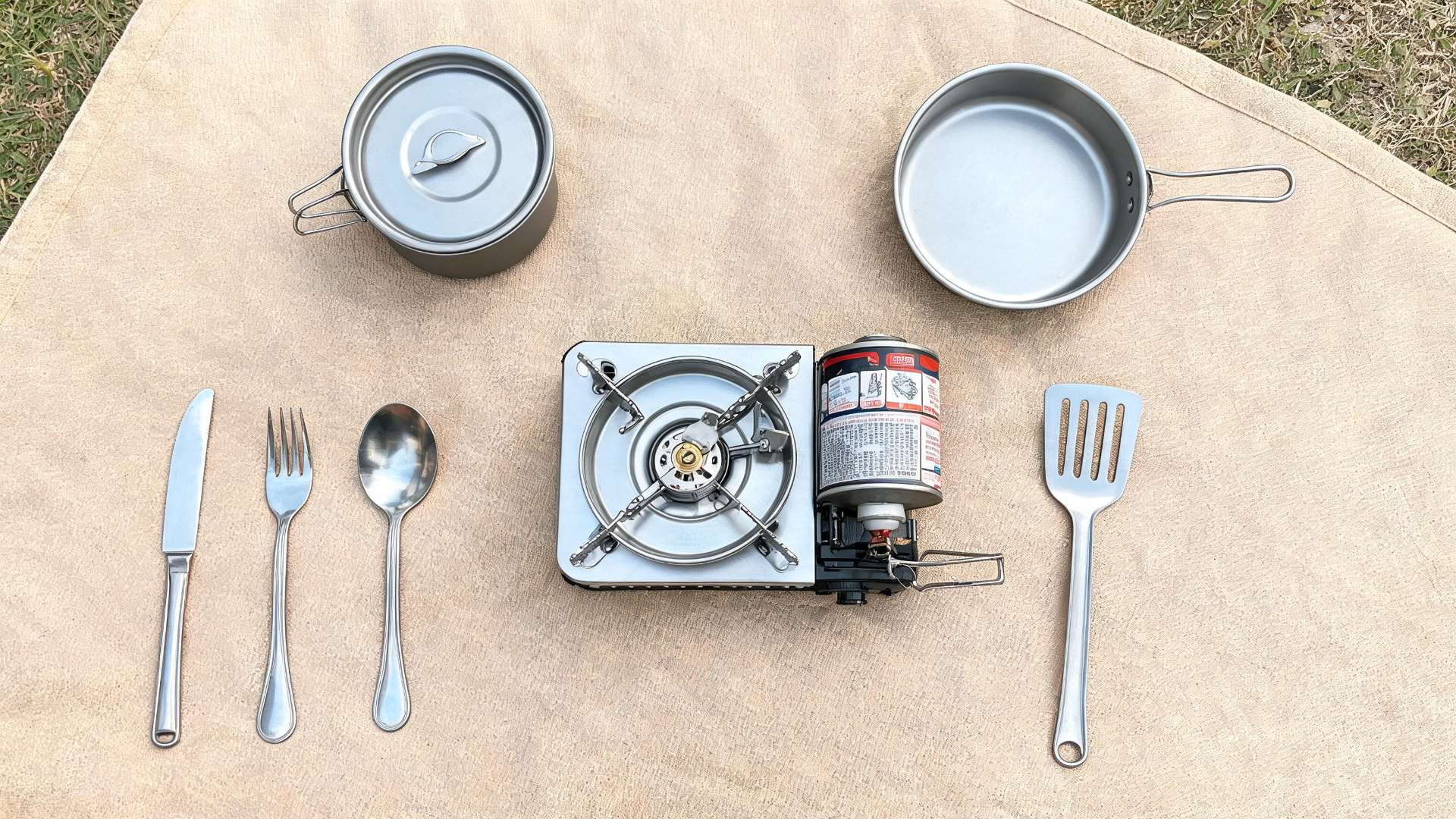 Bộ dụng cụ nấu ăn camping đầy đủ: nồi, chảo, bếp gas mini