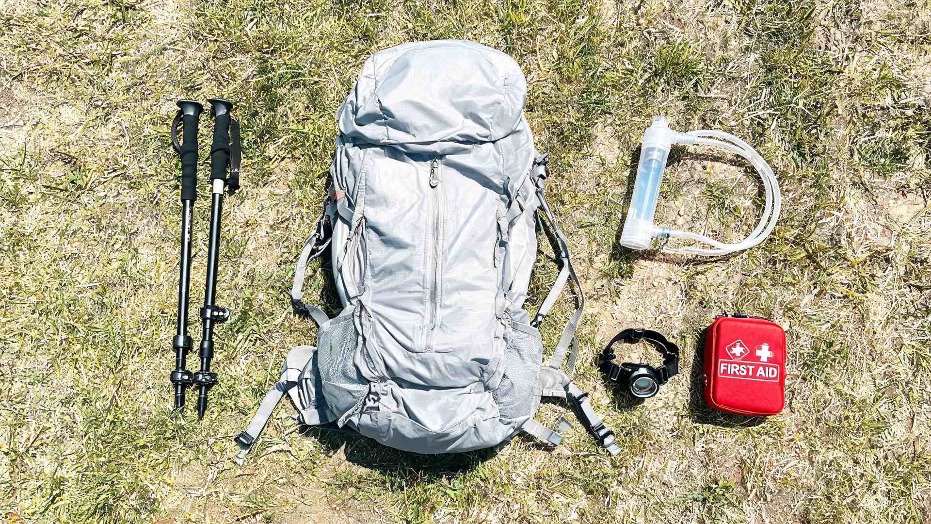 Bộ đồ dùng camping khẩn cấp thiết yếu sắp xếp gọn gàng